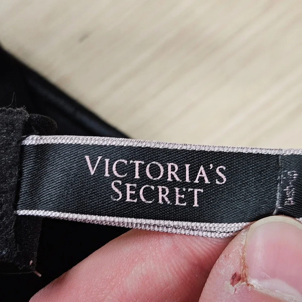 Victoria Secret Bra Women 32C Black  Very Sexy PushUp Quilted Underwire 370019‎